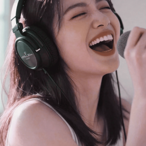 Lasu - nainen laulaa mikkiin